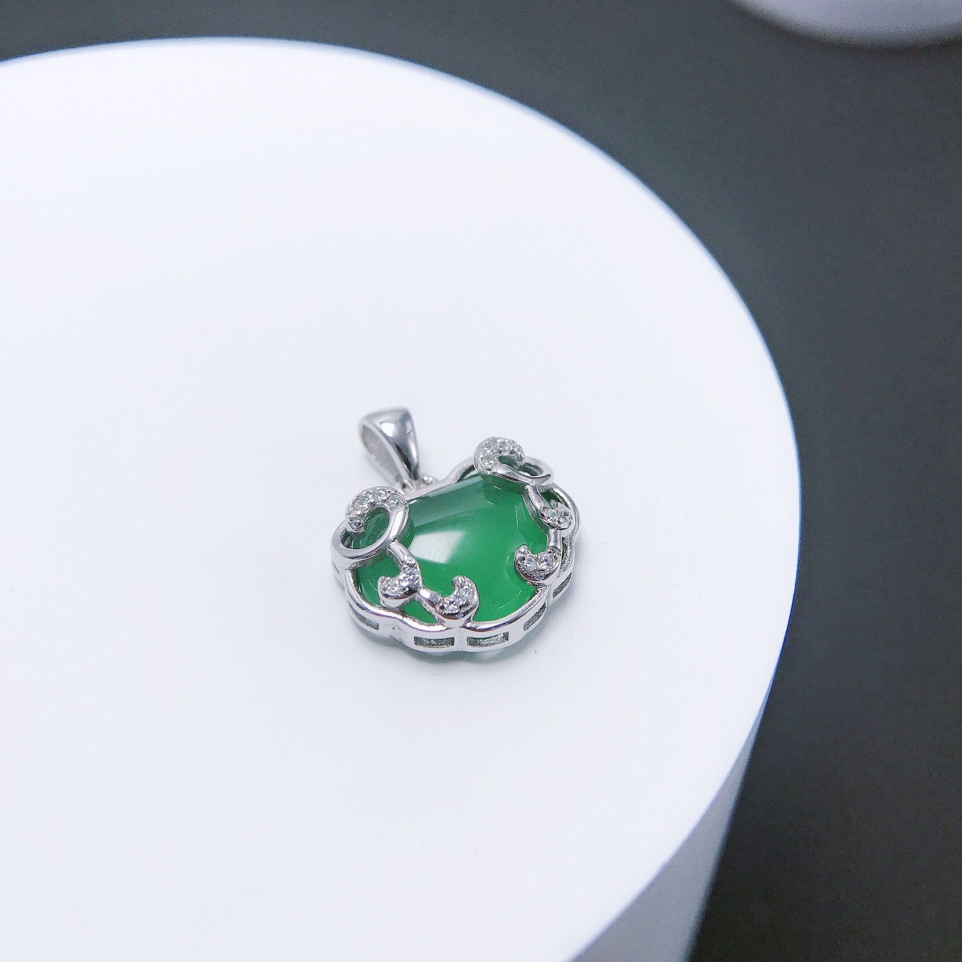 Gold Art Natural ice chalcedony necklace green chalcedony peace lock S925 silver inlaid chalcedony pendant