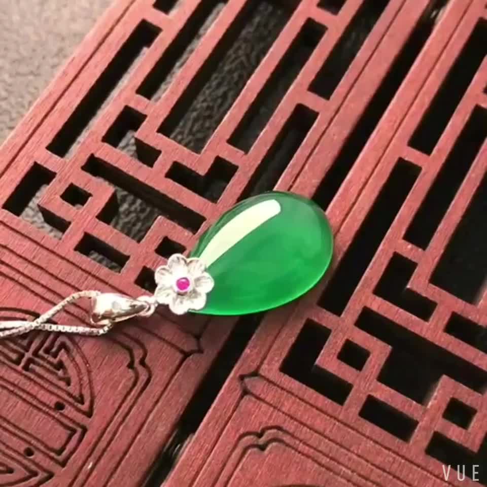 Gold Art Green Chalcedony Pendant Women's Silver Inlaid Flower Shaped Jade Necklace Fashionable and Elegant Clavicle Chain