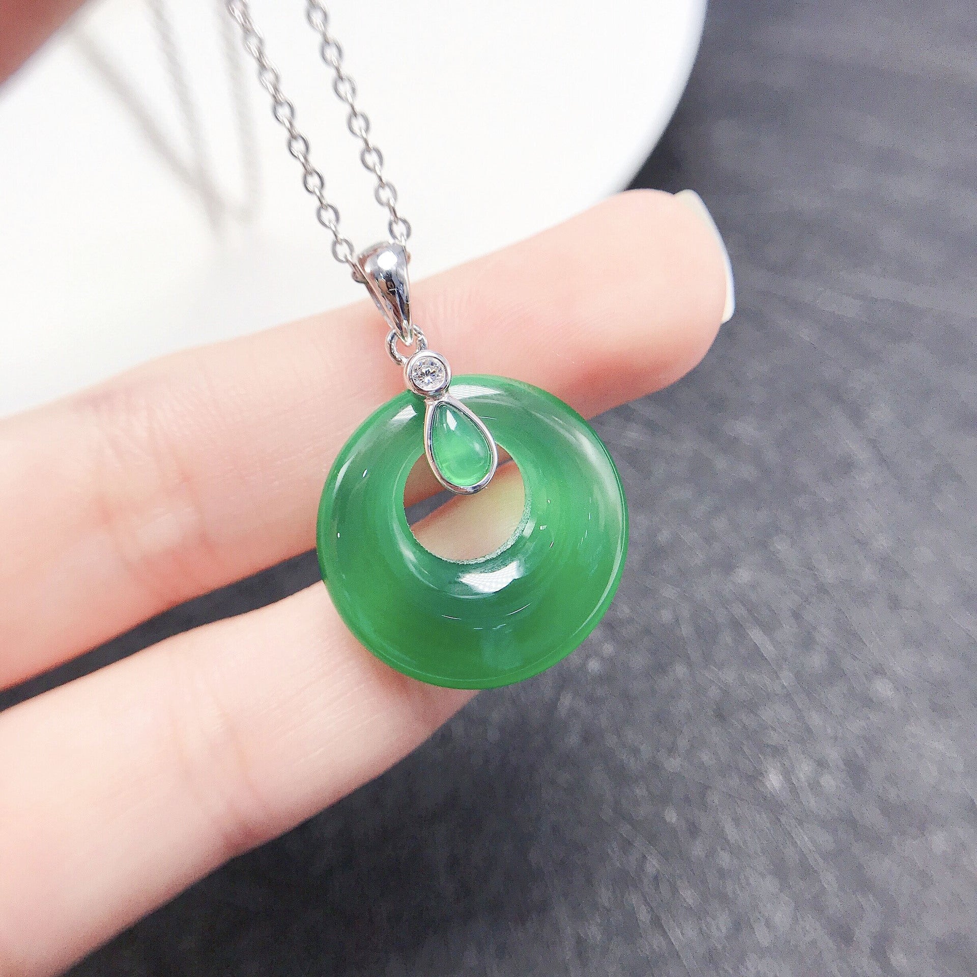 Gold Art Green Chalcedony Peace Buckle Silver Diamond Pendant｜Elegant in daily life, a gift to spread peace