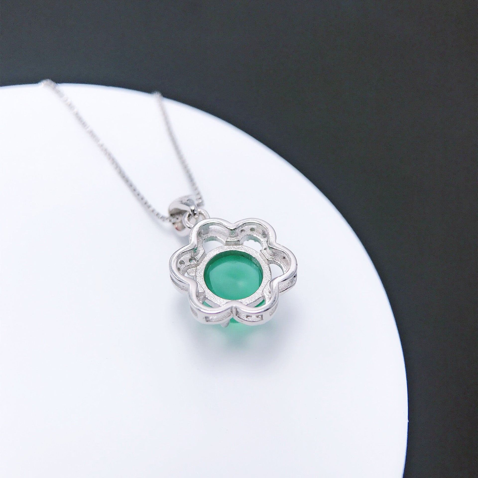 Gold Art Ice-type green chalcedony flower silver diamond pendant, exquisite in daily life, romantic as a gift