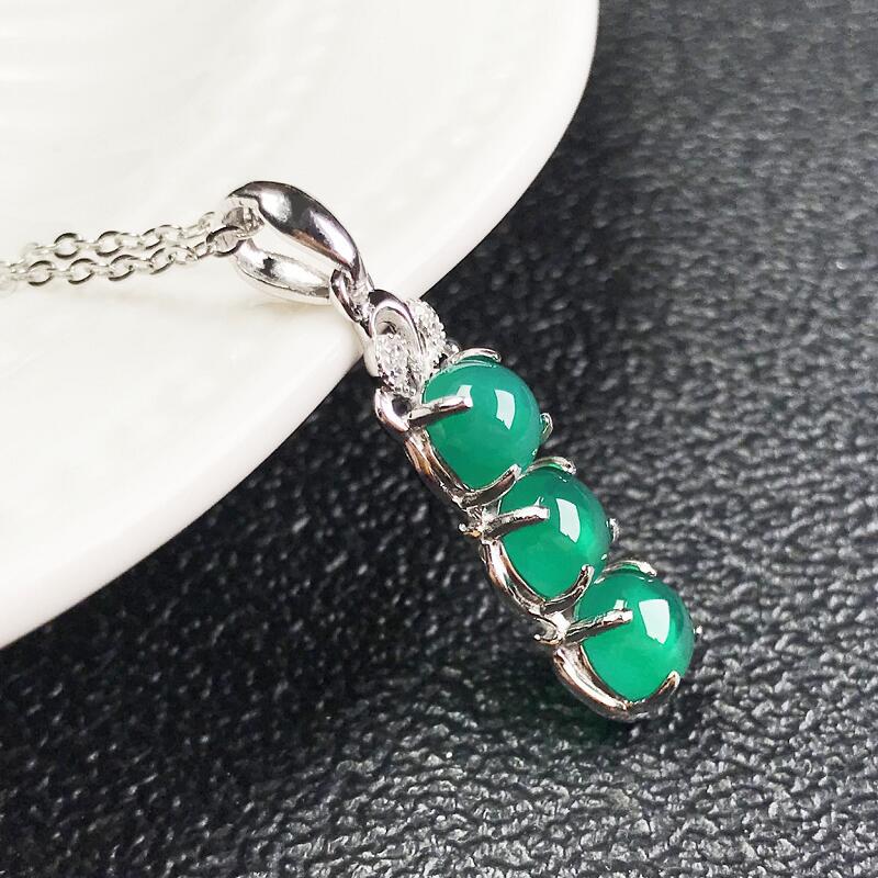 Gold Art Green Chalcedony Pea Pod Silver Diamond Pendant | Show your elegance in daily life and convey blessings as a gift