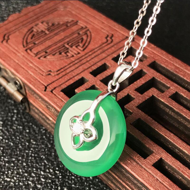 Green Chalcedony Peace Buckle Silver Diamond Pendant | Wear it daily to show your temperament, give it as a holiday gift to show your love