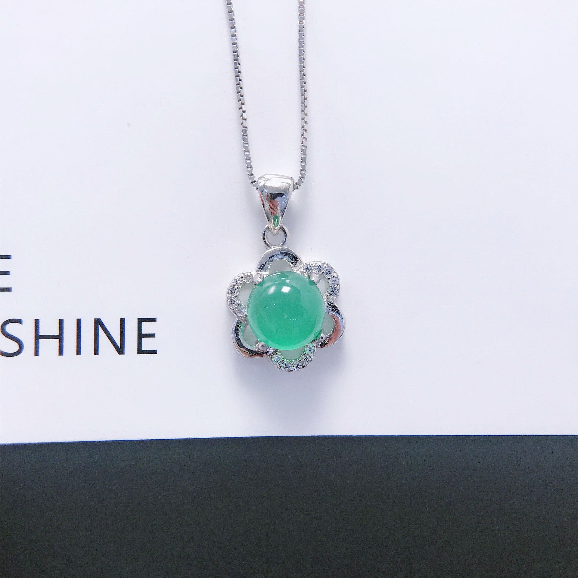Gold Art Ice-type green chalcedony flower silver diamond pendant, exquisite in daily life, romantic as a gift