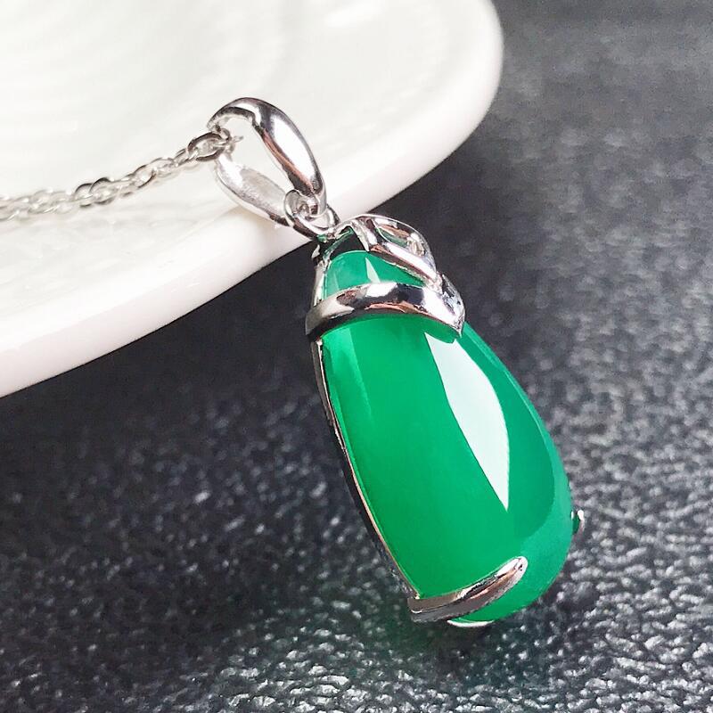 Gold Art Drop-shaped green chalcedony silver-inlaid pendant A fresh and elegant embellishment for daily commuting