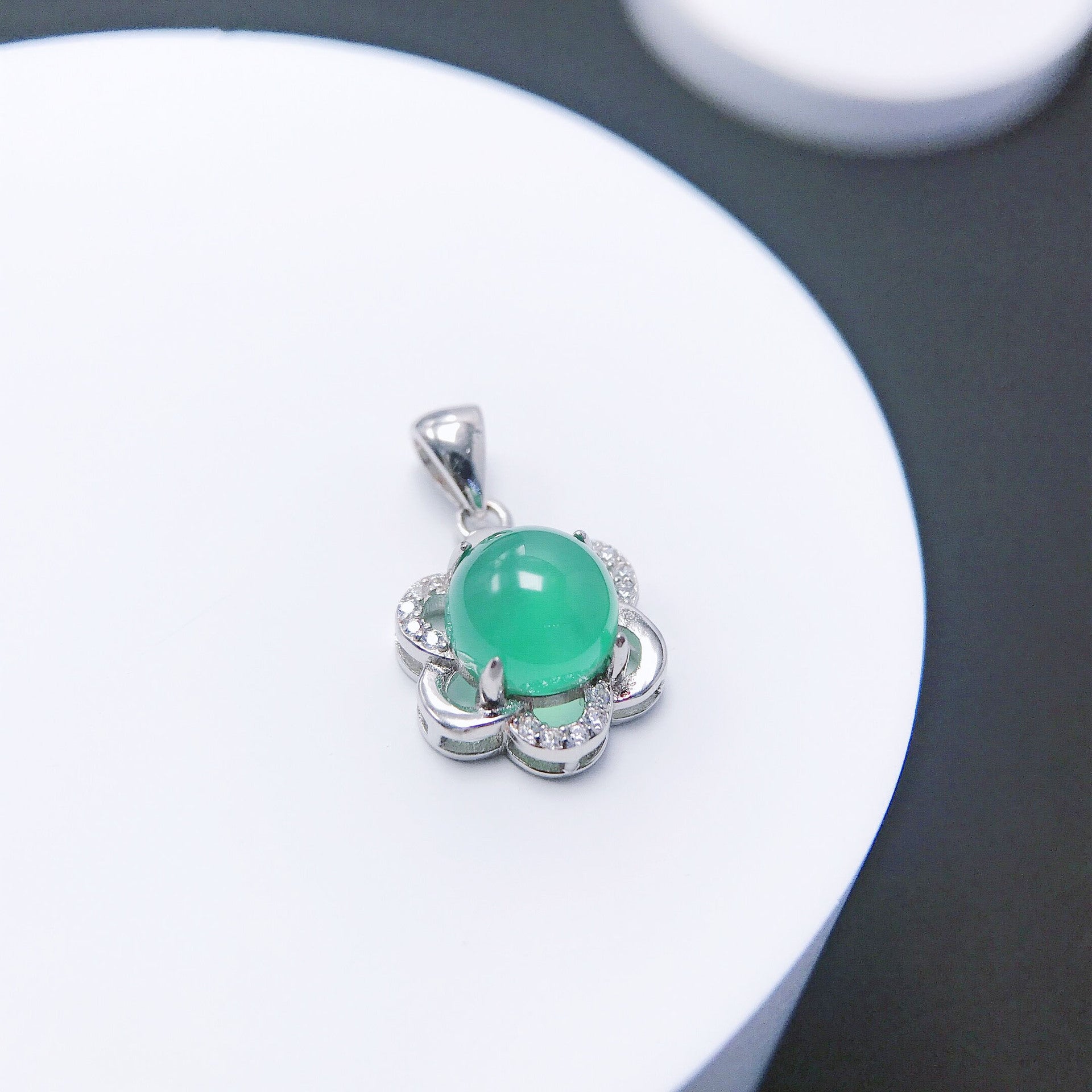 Gold Art Ice-type green chalcedony flower silver diamond pendant, exquisite in daily life, romantic as a gift