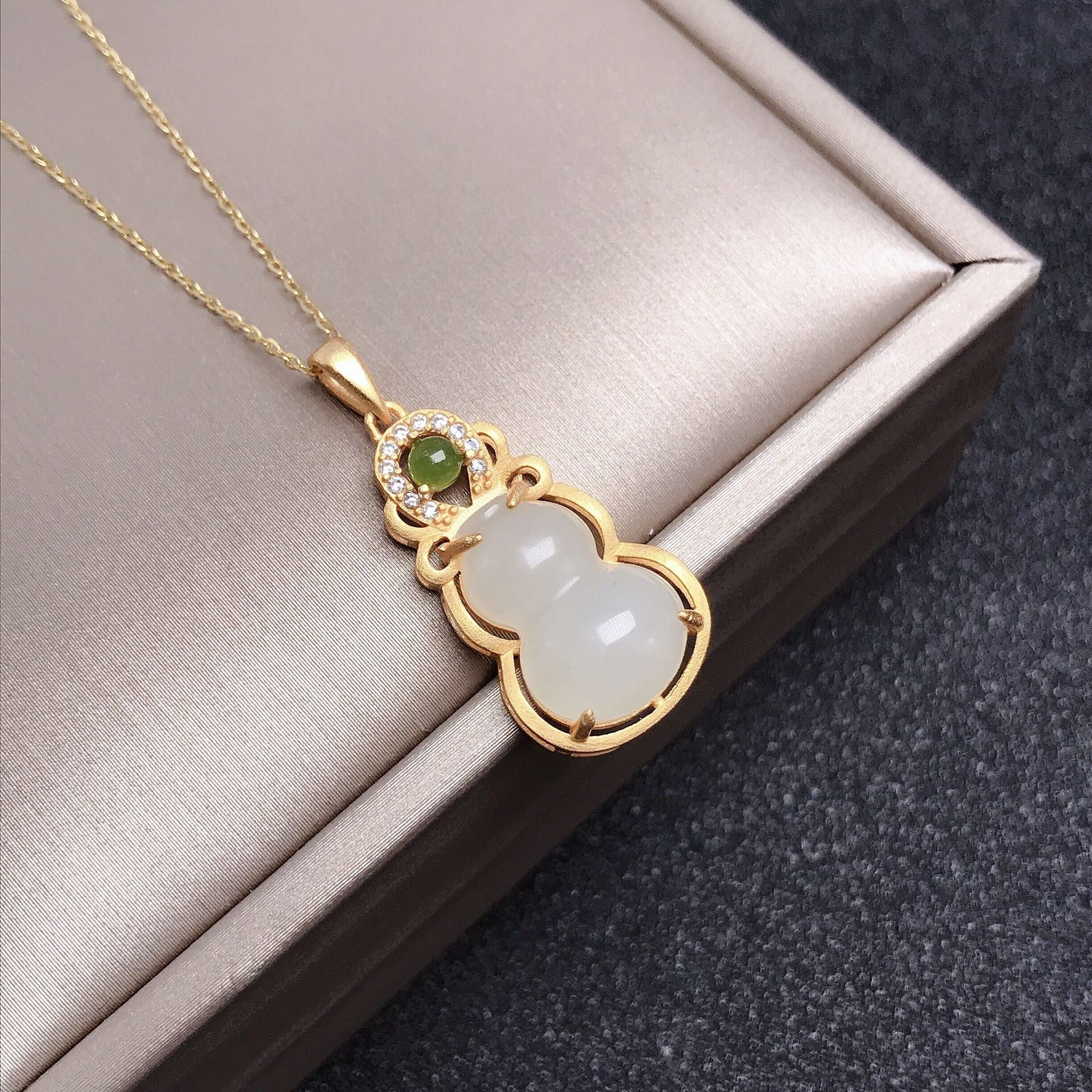 Gold Art Silver-plated Hetian jade gourd pendant, white jade Fulu design, green jade inlaid with diamonds, daily wear, gift jewelry for elders