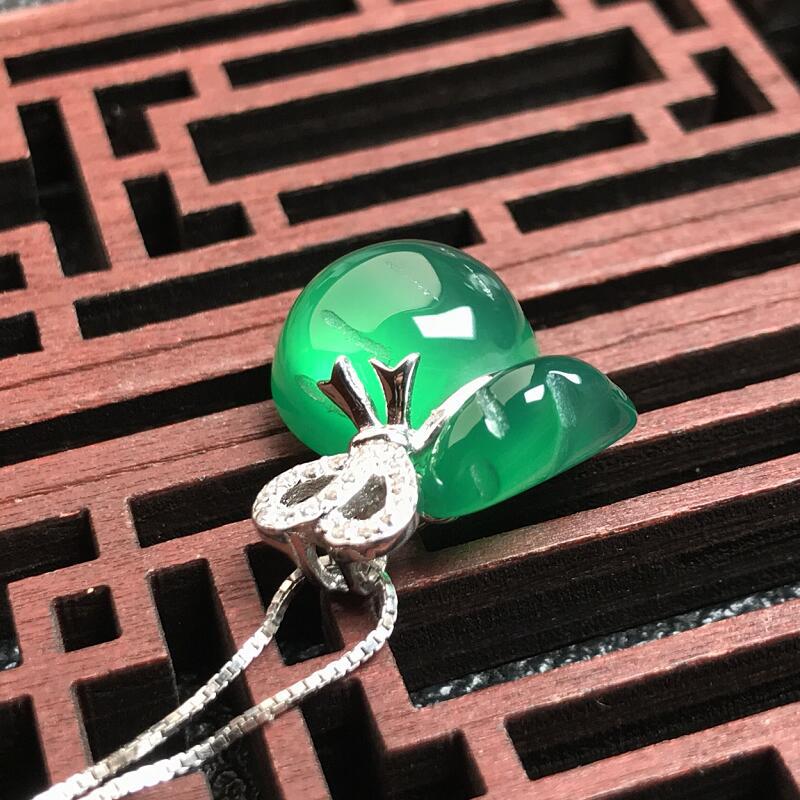 Green agate chalcedony lucky bag silver diamond pendant brings wealth and good luck every day, it is the best gift for the festival