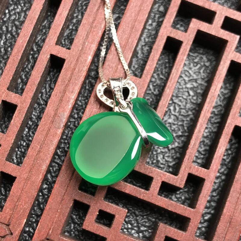 Green agate chalcedony lucky bag silver diamond pendant brings wealth and good luck every day, it is the best gift for the festival