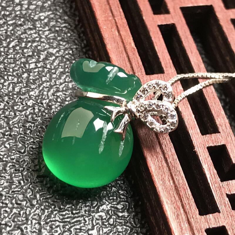 Green agate chalcedony lucky bag silver diamond pendant brings wealth and good luck every day, it is the best gift for the festival