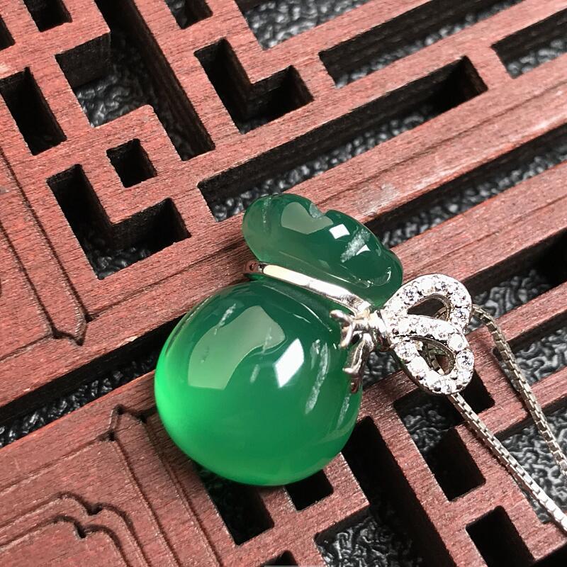 Green agate chalcedony lucky bag silver diamond pendant brings wealth and good luck every day, it is the best gift for the festival