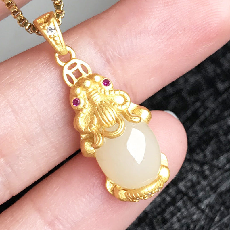 Gold Art Exquisite gold plated Hetian jade toad pendant - ruby embellishment and coin pattern, suitable for daily wear and gift giving