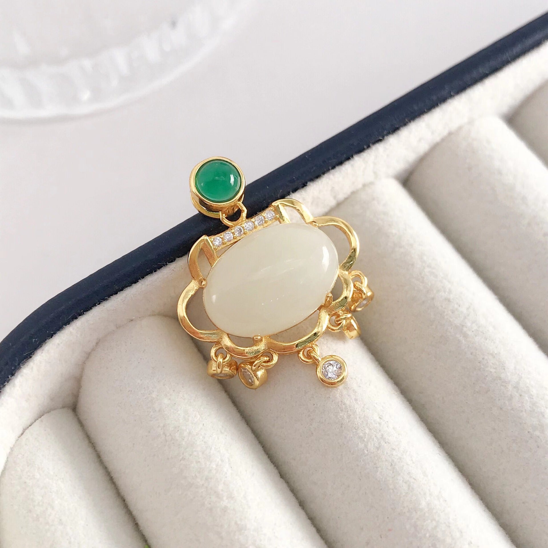 Gold Art Gold-Plated Hetian Jade Longevity Lock Pendant Necklace – Green Chalcedony & CZ Embellishments for Everyday, Celebrations & Gifting