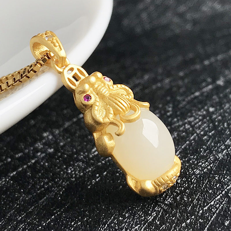 Gold Art Exquisite gold plated Hetian jade toad pendant - ruby embellishment and coin pattern, suitable for daily wear and gift giving