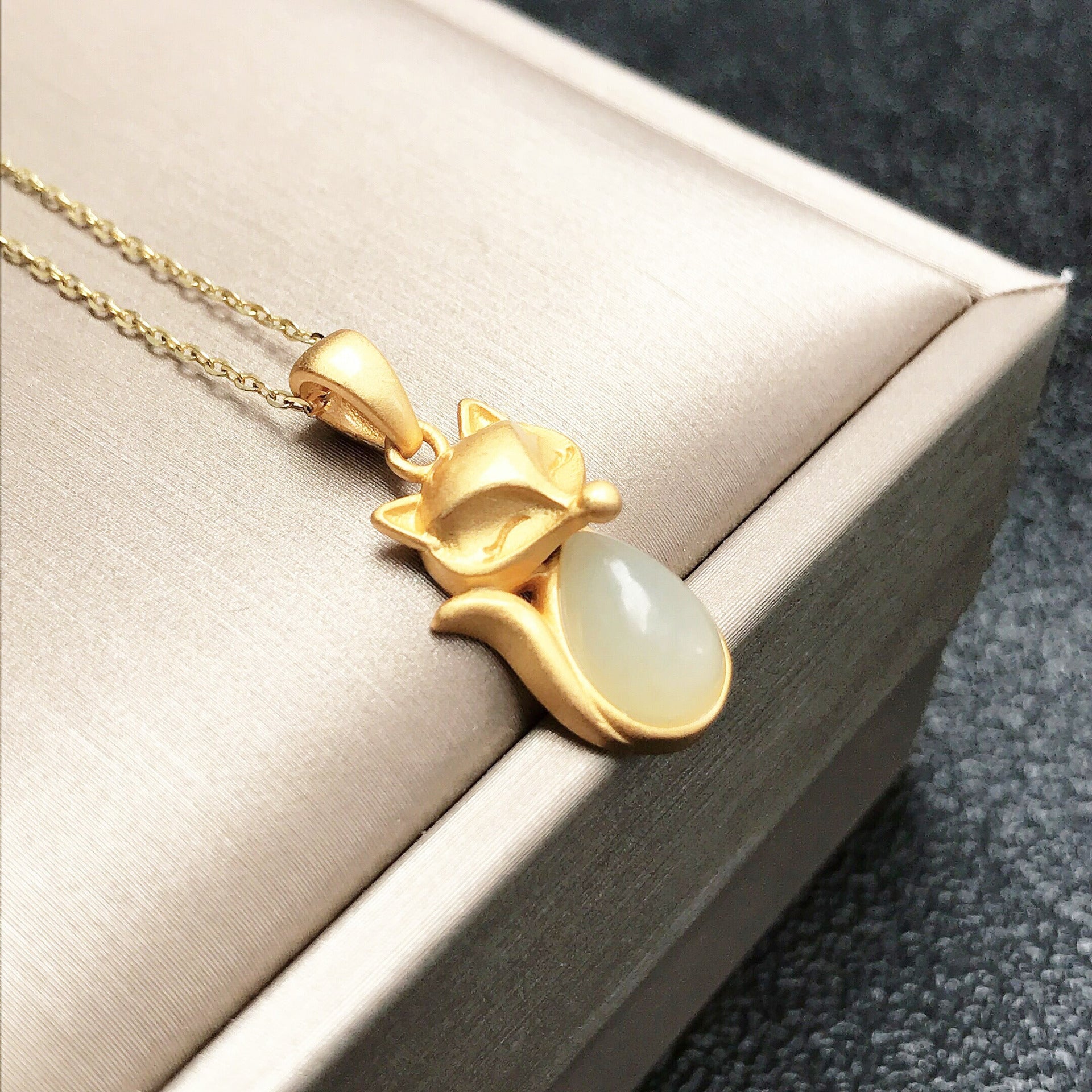 Gold Art Exquisite gold-plated Hetian jade fox pendant - teardrop-shaped jade embellishment, suitable for daily wear and gift giving