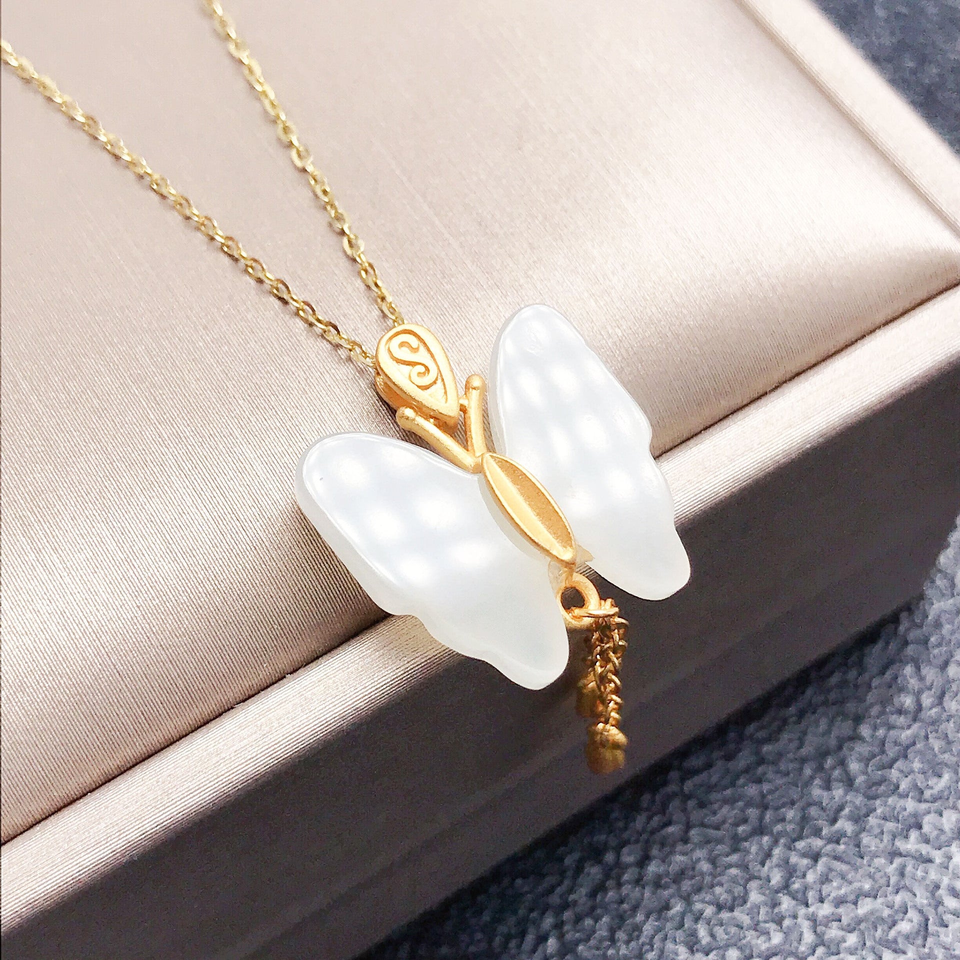 Gold Art  Gold-plated Hetian Jade Butterfly Necklace - A Tassel Pendant for Everyday Wear, Celebrations and Gifts