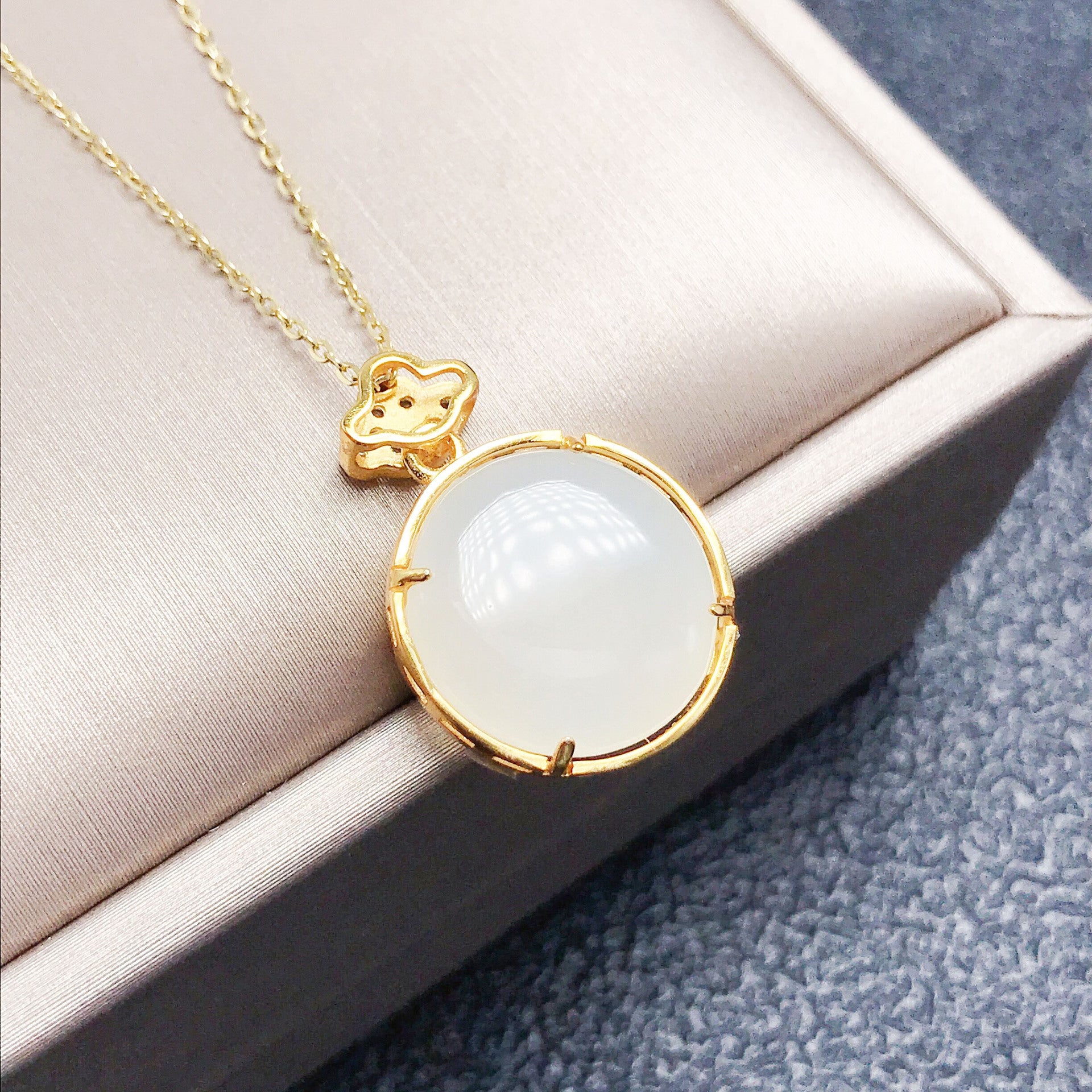 Gold Art Exquisite gold plated Hetian jade necklace - cloud design with cubic zirconia, suitable for daily wear or as a gift