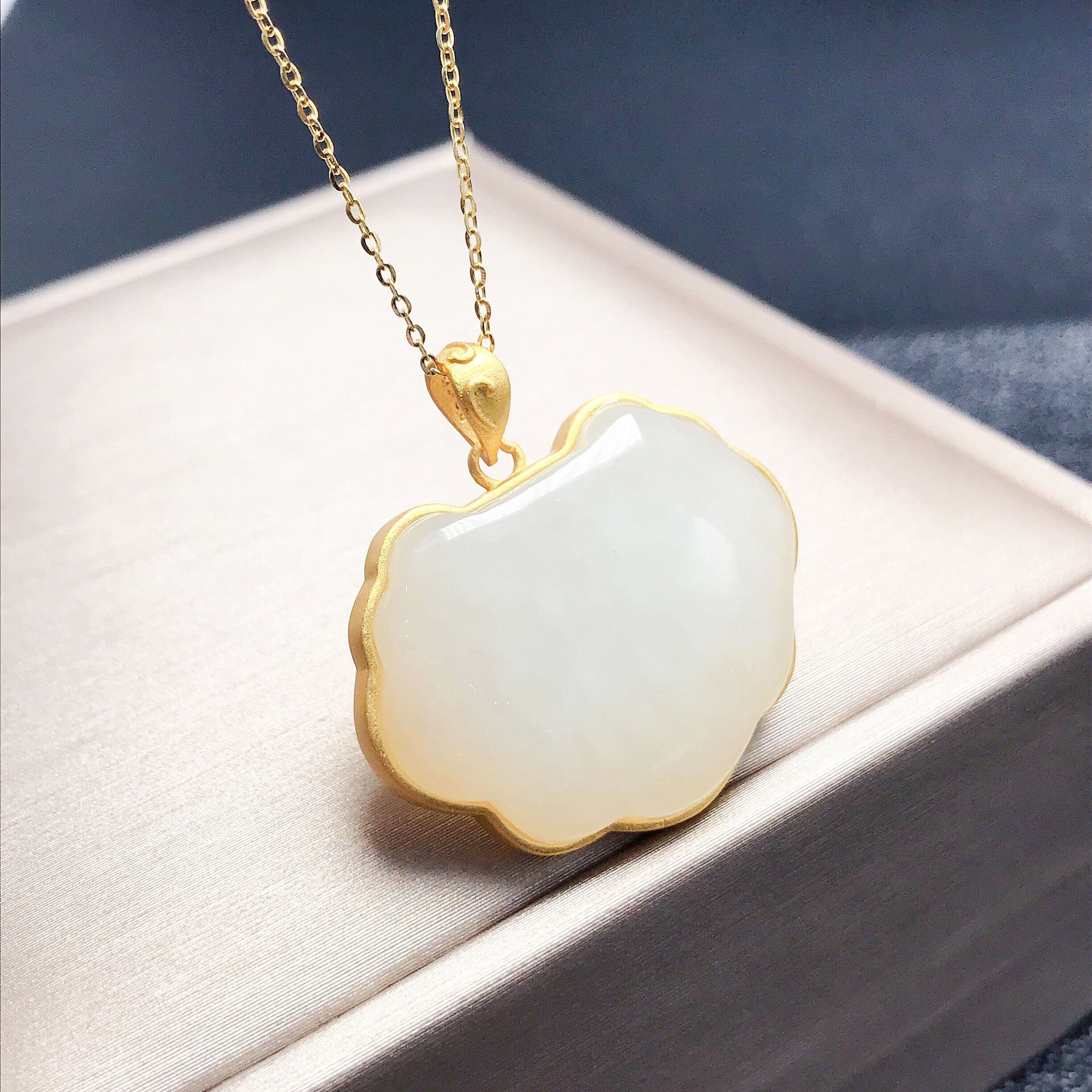 Gold Art Exquisite gold-plated Hetian jade longevity lock necklace - suitable for daily wear and gift giving