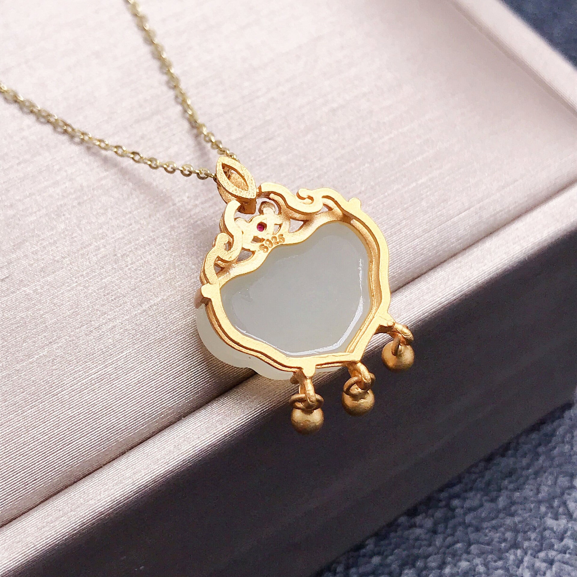 Gold Art Gold Plated Hetian Jade Longevity Lock Necklace with Ruby and Tassel Pendant - Perfect for Daily Wear and Gift Giving