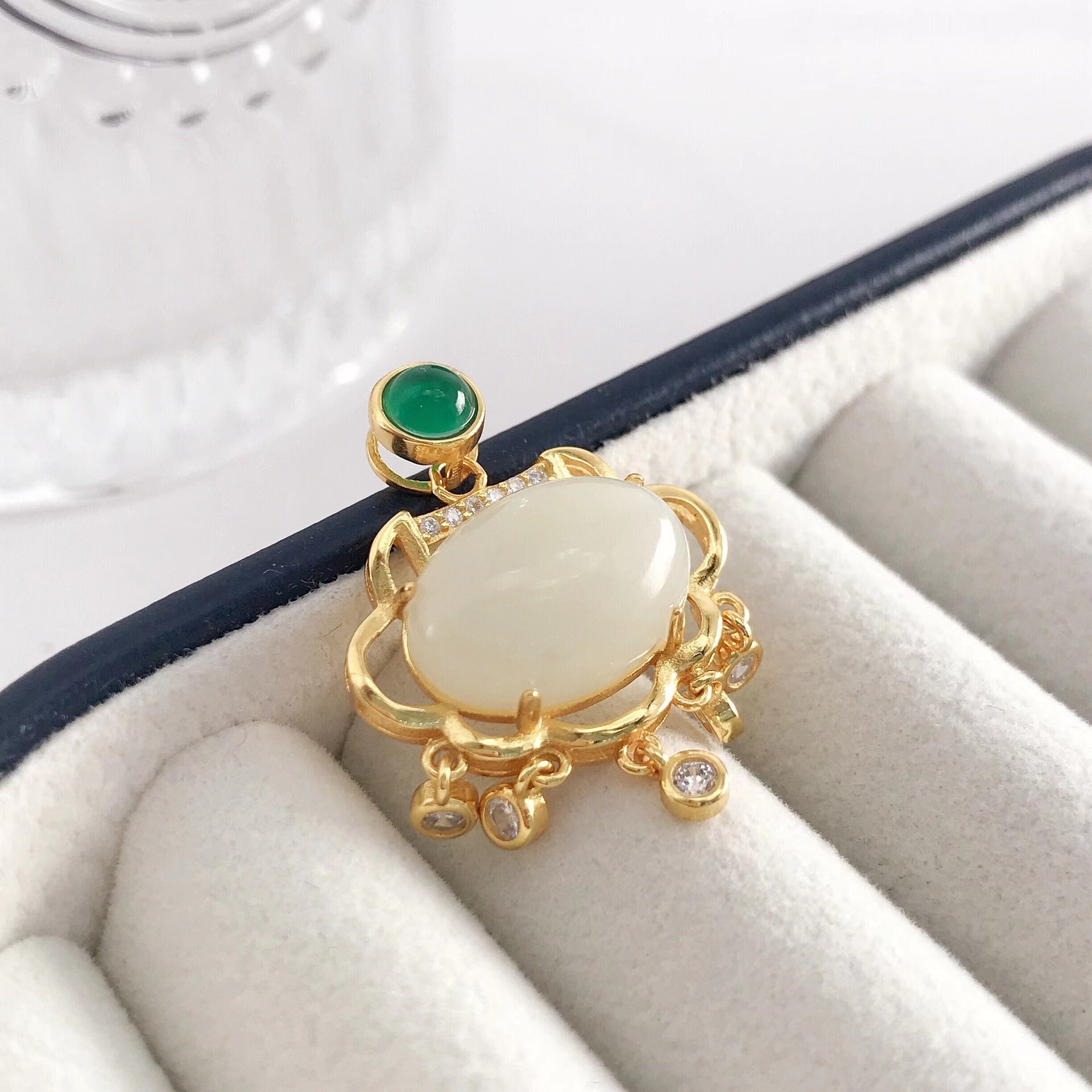 Gold Art Gold-Plated Hetian Jade Longevity Lock Pendant Necklace – Green Chalcedony & CZ Embellishments for Everyday, Celebrations & Gifting