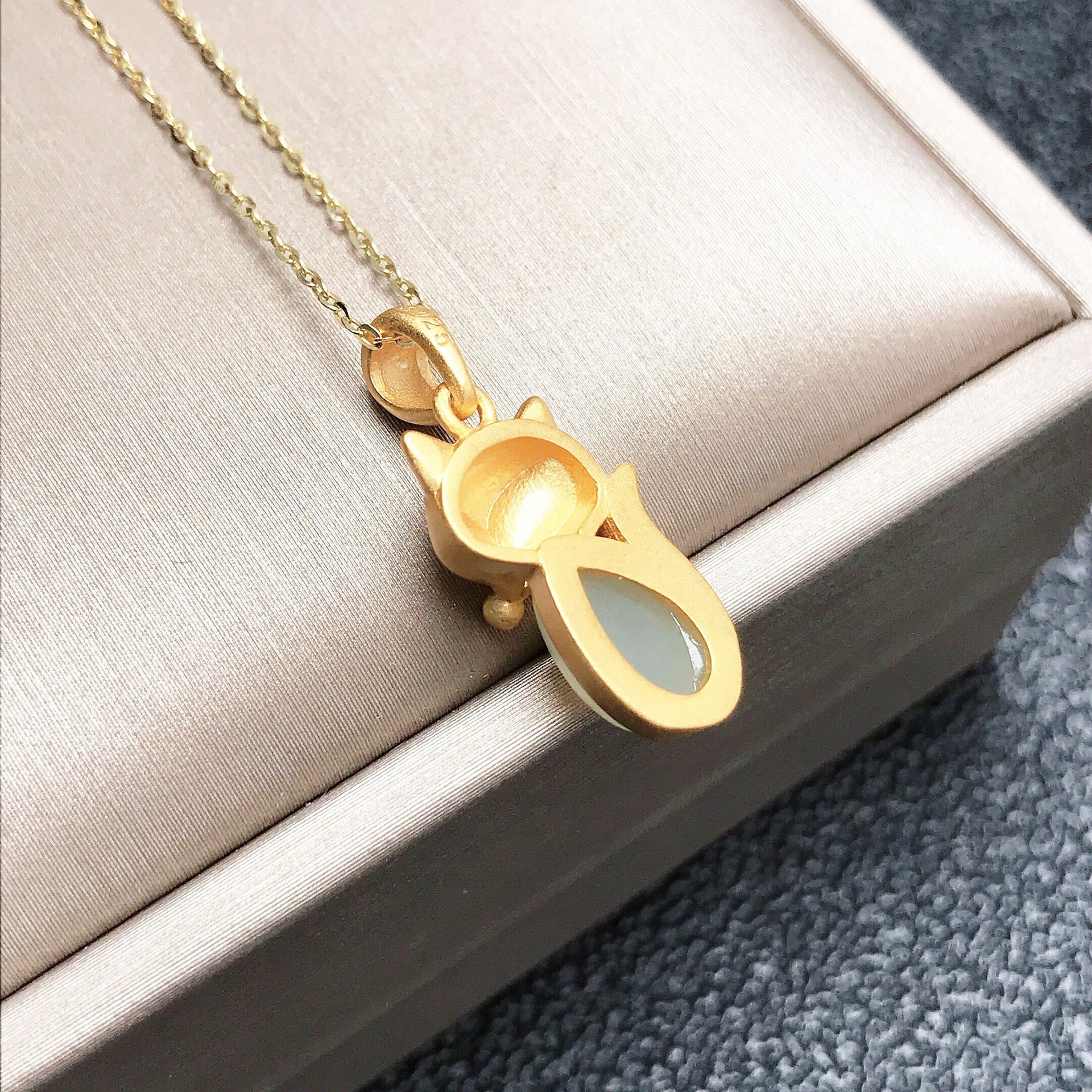 Gold Art Exquisite gold-plated Hetian jade fox pendant - teardrop-shaped jade embellishment, suitable for daily wear and gift giving