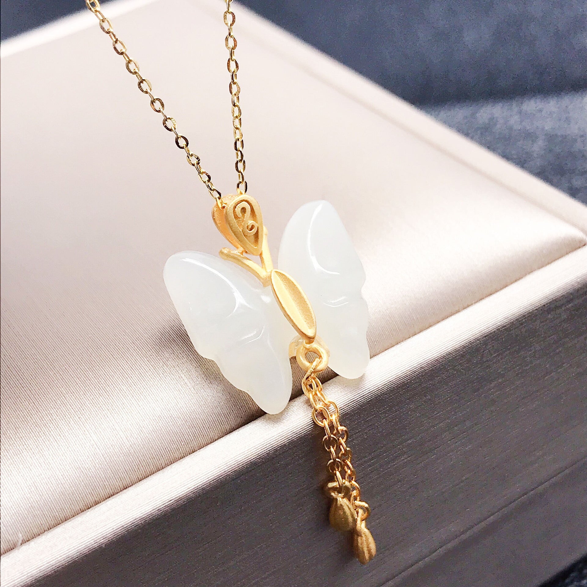Gold Art  Gold-plated Hetian Jade Butterfly Necklace - A Tassel Pendant for Everyday Wear, Celebrations and Gifts