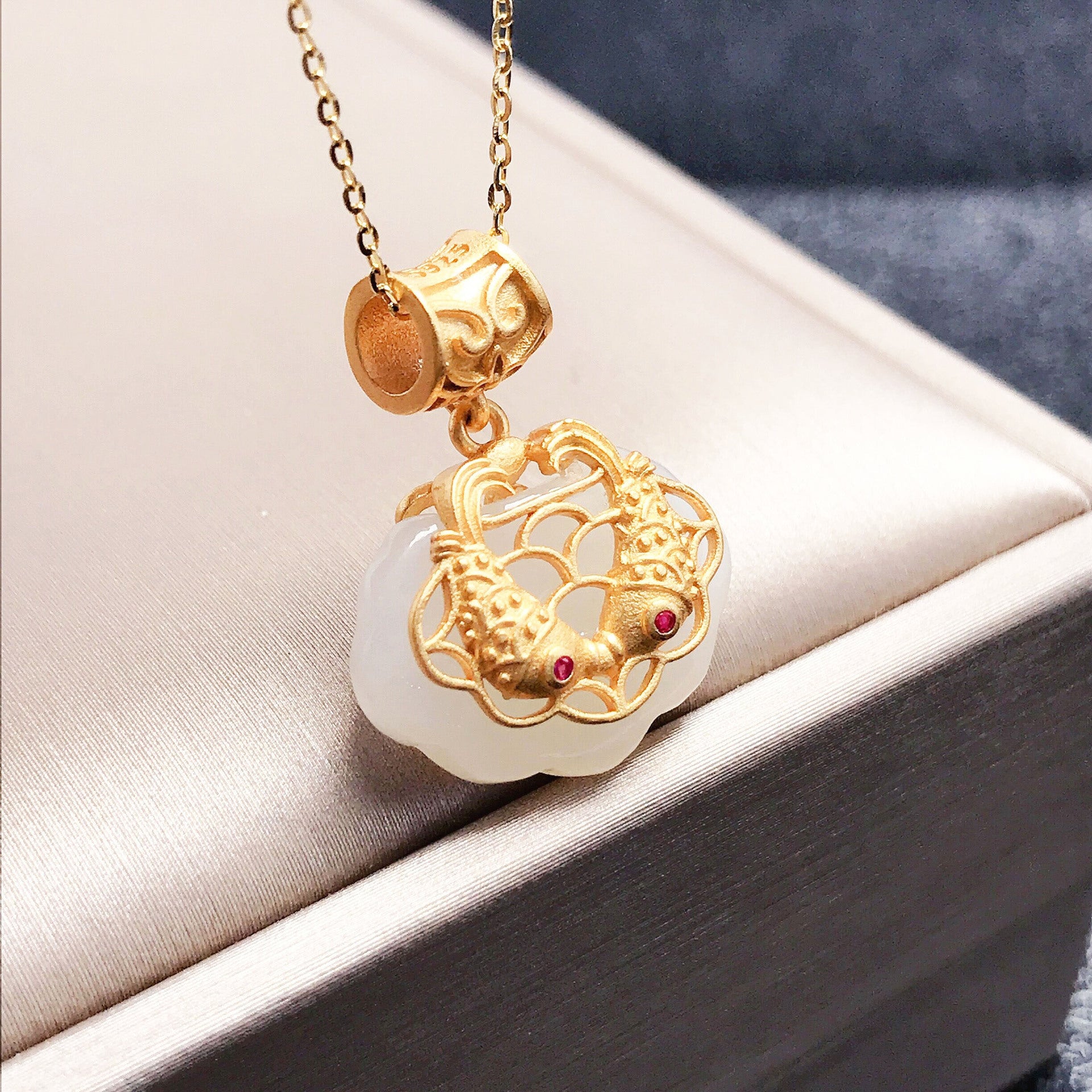 Gold Art Gold-Plated Hetian Jade Longevity Lock Necklace with Double Fish & Ruby Accents – Ideal for Daily Wear & Gifting