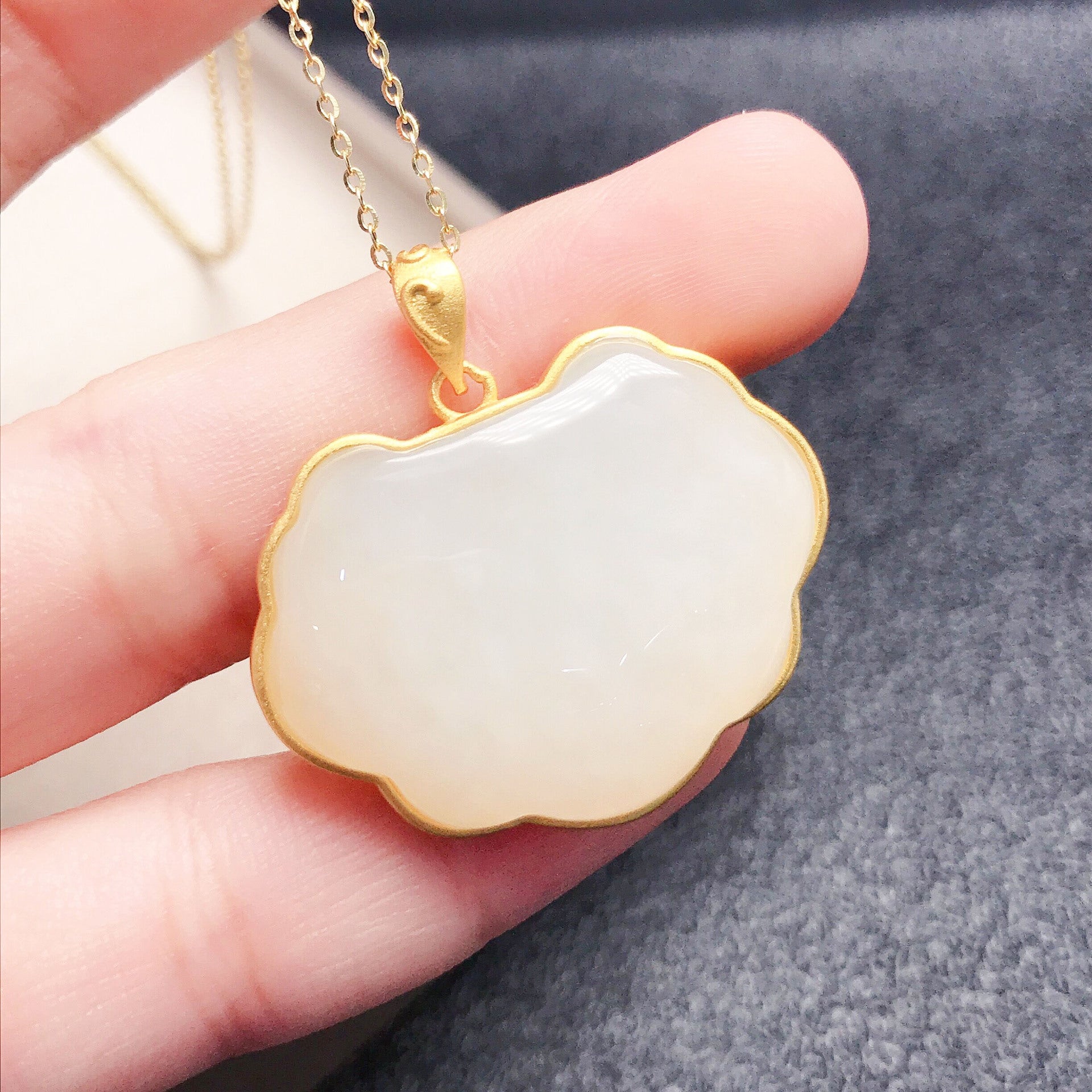 Gold Art Exquisite gold-plated Hetian jade longevity lock necklace - suitable for daily wear and gift giving
