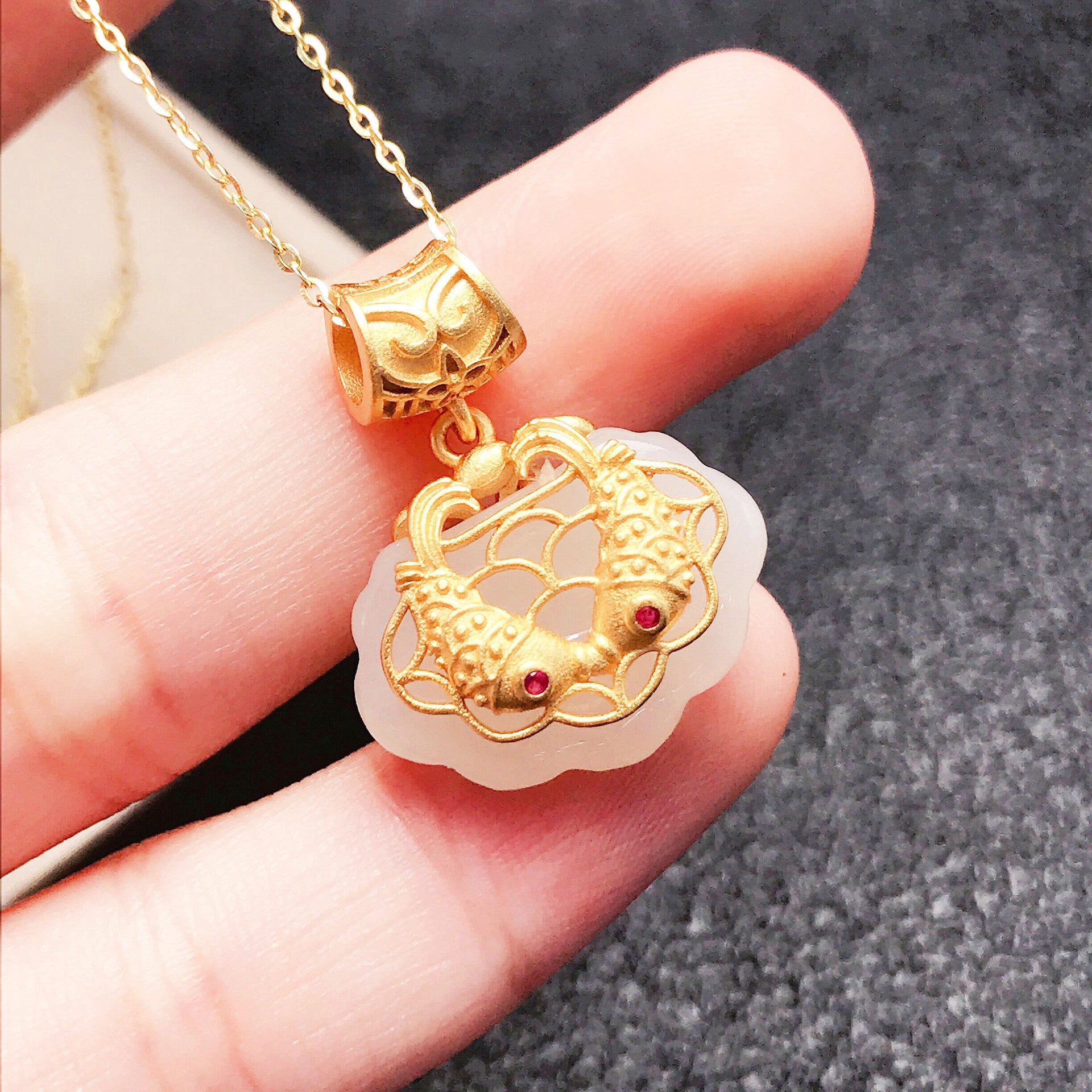 Gold Art Gold-Plated Hetian Jade Longevity Lock Necklace with Double Fish & Ruby Accents – Ideal for Daily Wear & Gifting