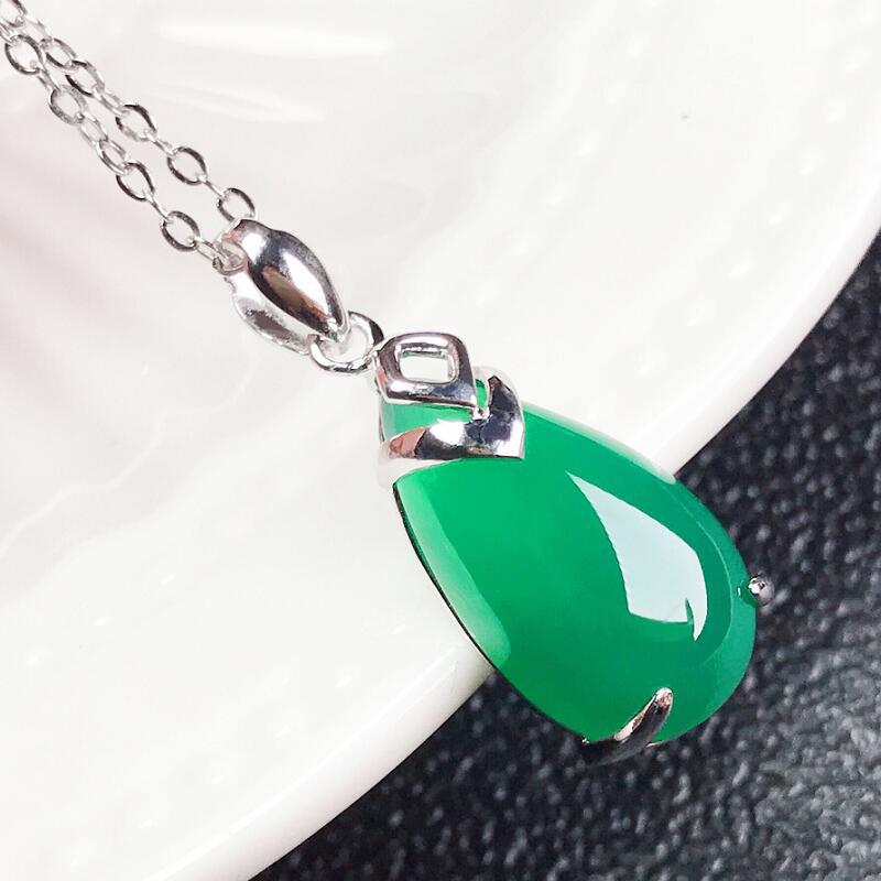 Gold Art Drop-shaped green chalcedony silver-inlaid pendant A fresh and elegant embellishment for daily commuting