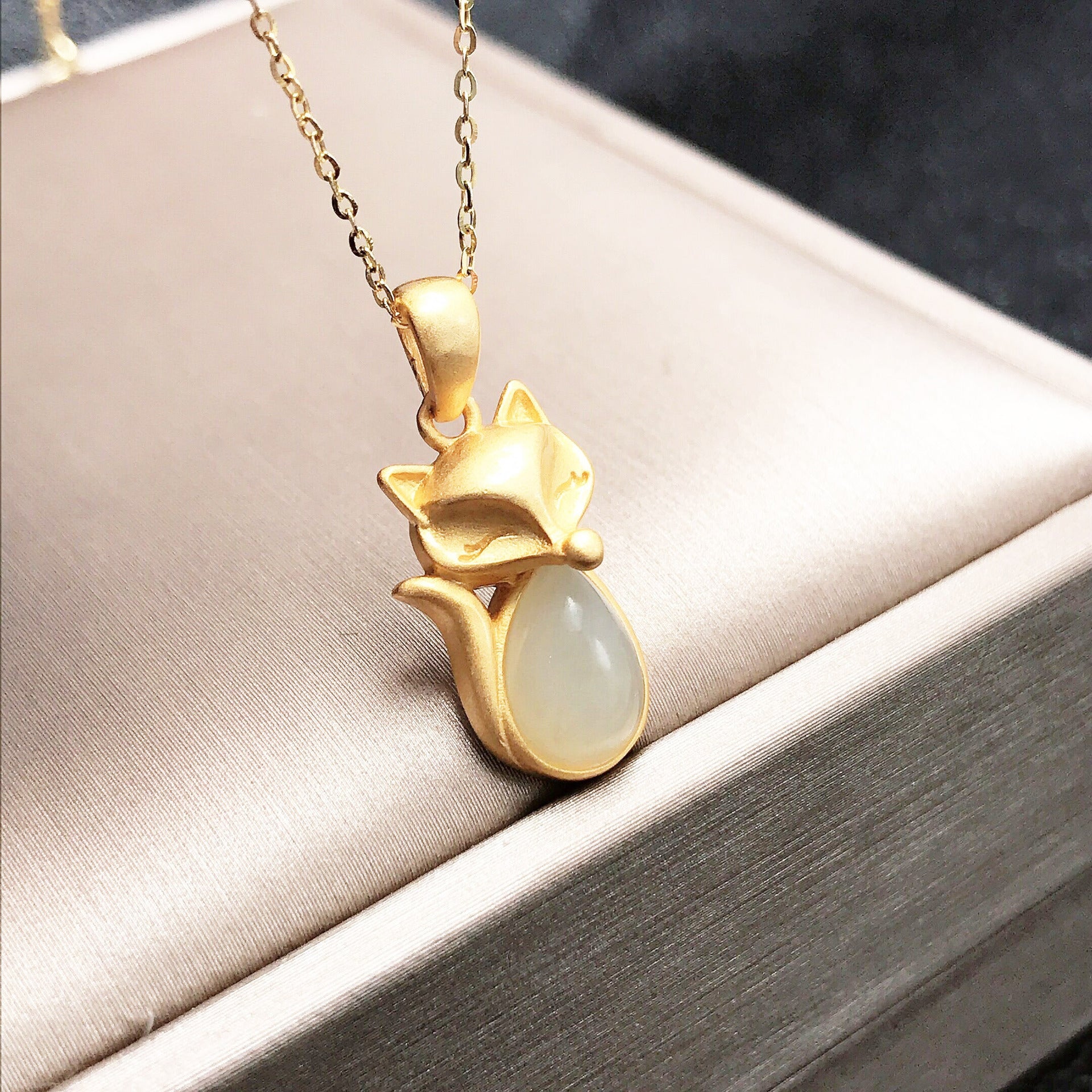 Gold Art Exquisite gold-plated Hetian jade fox pendant - teardrop-shaped jade embellishment, suitable for daily wear and gift giving