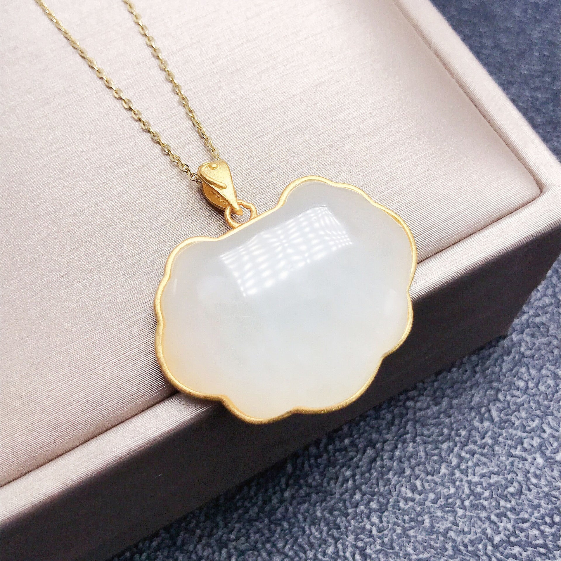 Gold Art Exquisite gold-plated Hetian jade longevity lock necklace - suitable for daily wear and gift giving