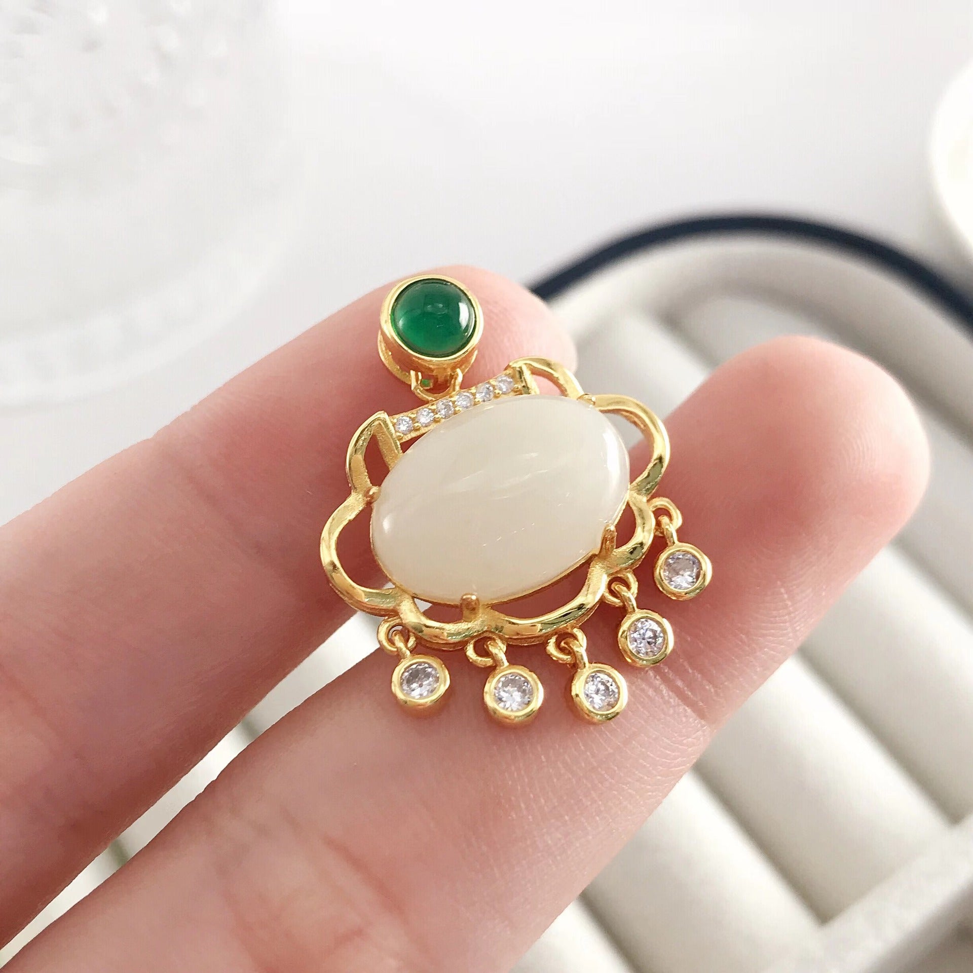 Gold Art Gold-Plated Hetian Jade Longevity Lock Pendant Necklace – Green Chalcedony & CZ Embellishments for Everyday, Celebrations & Gifting